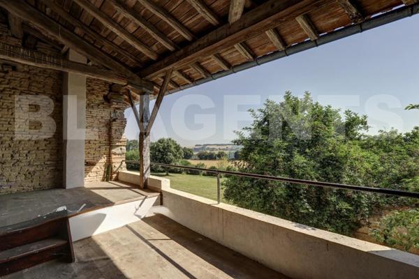 AUTHENTIQUE LONGERE AVEC PSICINE ET PARC PAYSAGER A ST AGNAN