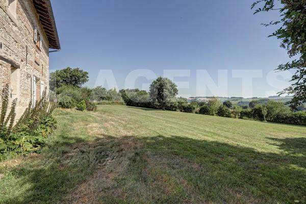 AUTHENTIQUE LONGERE AVEC PSICINE ET PARC PAYSAGER A ST AGNAN