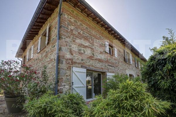 AUTHENTIQUE LONGERE AVEC PSICINE ET PARC PAYSAGER A ST AGNAN