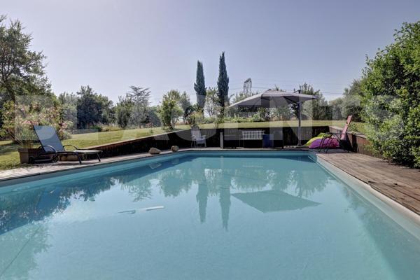 AUTHENTIQUE LONGERE AVEC PSICINE ET PARC PAYSAGER A ST AGNAN