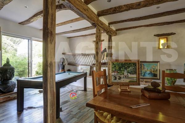 AUTHENTIQUE LONGERE AVEC PSICINE ET PARC PAYSAGER A ST AGNAN