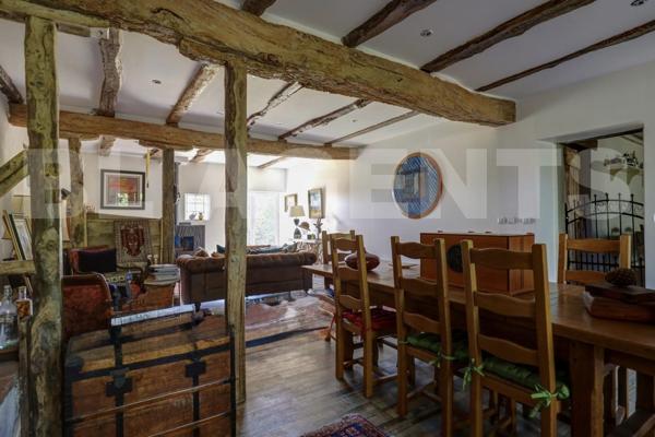 AUTHENTIQUE LONGERE AVEC PSICINE ET PARC PAYSAGER A ST AGNAN