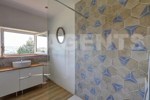 AUTHENTIQUE LONGERE AVEC PSICINE ET PARC PAYSAGER A ST AGNAN