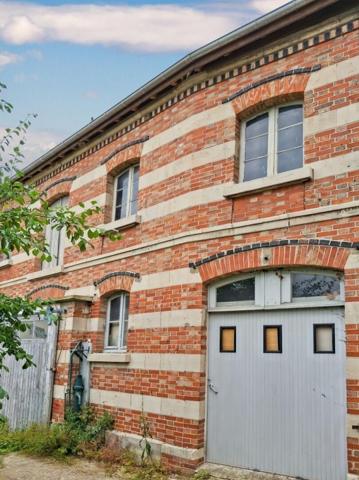 Bâtiment de caractère à aménager ? 130 m² ? Terrain 195 m²