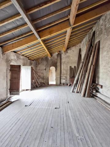 Bâtiment de caractère à aménager ? 130 m² ? Terrain 195 m²