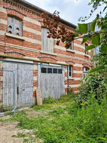 Bâtiment de caractère à aménager ? 130 m² ? Terrain 195 m²