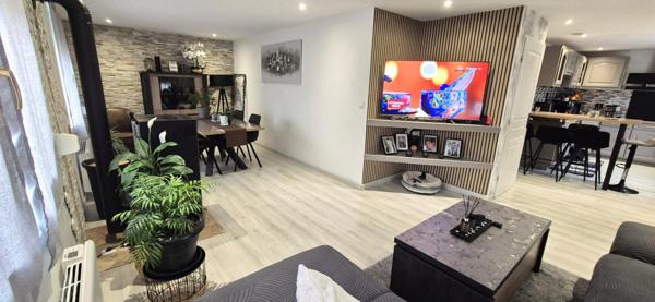 Belle Maison Individuelle ou Pavillon sur Sous-sol de 91 m² Entièrement Rénovée avec Cours, Garage avec Atelier, Dépendances fermées, Terrasses, Appentis et Terrain Piscinable clos et arboré de 2062 m²