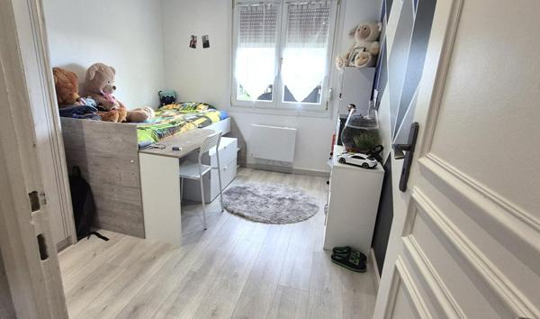 Belle Maison Individuelle ou Pavillon sur Sous-sol de 91 m² Entièrement Rénovée avec Cours, Garage avec Atelier, Dépendances fermées, Terrasses, Appentis et Terrain Piscinable clos et arboré de 2062 m²