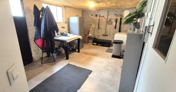 Belle Maison Individuelle ou Pavillon sur Sous-sol de 91 m² Entièrement Rénovée avec Cours, Garage avec Atelier, Dépendances fermées, Terrasses, Appentis et Terrain Piscinable clos et arboré de 2062 m²