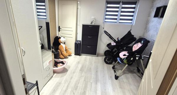 Belle Maison Individuelle ou Pavillon sur Sous-sol de 91 m² Entièrement Rénovée avec Cours, Garage avec Atelier, Dépendances fermées, Terrasses, Appentis et Terrain Piscinable clos et arboré de 2062 m²