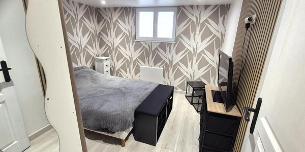 Belle Maison Individuelle ou Pavillon sur Sous-sol de 91 m² Entièrement Rénovée avec Cours, Garage avec Atelier, Dépendances fermées, Terrasses, Appentis et Terrain Piscinable clos et arboré de 2062 m²
