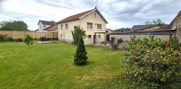 Belle Maison Individuelle ou Pavillon sur Sous-sol de 91 m² Entièrement Rénovée avec Cours, Garage avec Atelier, Dépendances fermées, Terrasses, Appentis et Terrain Piscinable clos et arboré de 2062 m²