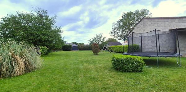 Belle Maison Individuelle ou Pavillon sur Sous-sol de 91 m² Entièrement Rénovée avec Cours, Garage avec Atelier, Dépendances fermées, Terrasses, Appentis et Terrain Piscinable clos et arboré de 2062 m²
