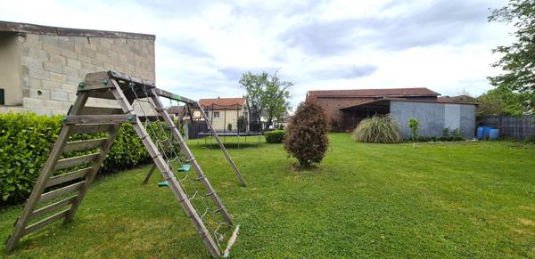 Belle Maison Individuelle ou Pavillon sur Sous-sol de 91 m² Entièrement Rénovée avec Cours, Garage avec Atelier, Dépendances fermées, Terrasses, Appentis et Terrain Piscinable clos et arboré de 2062 m²