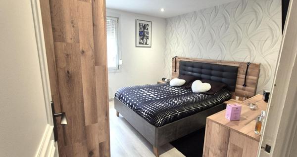 Belle Maison Individuelle ou Pavillon sur Sous-sol de 91 m² Entièrement Rénovée avec Cours, Garage avec Atelier, Dépendances fermées, Terrasses, Appentis et Terrain Piscinable clos et arboré de 2062 m²