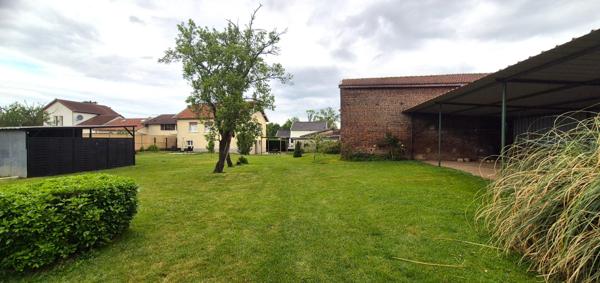 Belle Maison Individuelle ou Pavillon sur Sous-sol de 91 m² Entièrement Rénovée avec Cours, Garage avec Atelier, Dépendances fermées, Terrasses, Appentis et Terrain Piscinable clos et arboré de 2062 m²