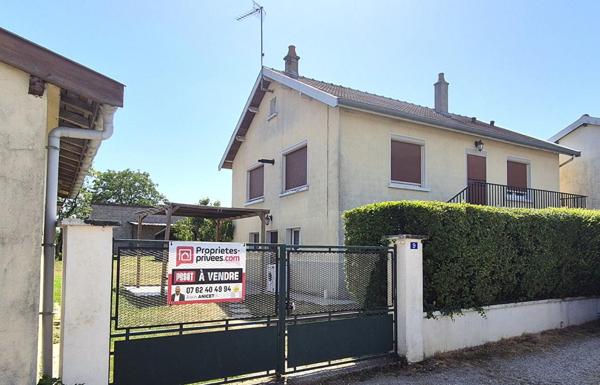 Belle Maison Individuelle ou Pavillon sur Sous-sol de 91 m² Entièrement Rénovée avec Cours, Garage avec Atelier, Dépendances fermées, Terrasses, Appentis et Terrain Piscinable clos et arboré de 2062 m²