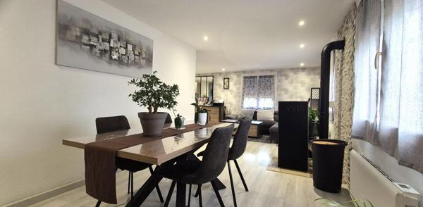 Belle Maison Individuelle ou Pavillon sur Sous-sol de 91 m² Entièrement Rénovée avec Cours, Garage avec Atelier, Dépendances fermées, Terrasses, Appentis et Terrain Piscinable clos et arboré de 2062 m²