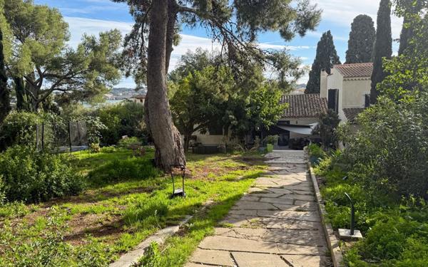 Maison à vendre    7 pièces • 300 m2 La Seyne-sur-Mer