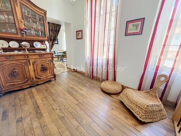 A seulement 1h30 en train de Paris, cette charmante maison , empreinte d’histoire, est  idéalement située dans une commune offrant toutes les commodités nécessaires au quotidien.

Répartie sur plusieurs niveaux, cette demeure de caractère du 17 ème siècle  a été entièrement rénovée avec soin, et allie  le cachet de l’ancien au confort contemporain ; ses  beaux volumes , ses matériaux anciens et son  atmosphère chaleureuse offrent des espaces de vie généreux, parfaitement adaptés à une vie de famille. l

Elle se compose d'une cuisine aménagée avec un espace repas, d'un superbe salon avec parquet en chevrons, d'un second salon avec bibliothèques (ou bureau) , de toilettes ainsi que d'une salle à manger de 35 m2 conviviale et fonctionnelle pour passer de bons moments en famille ou entre amis , et disposant d’un accès à un grenier aménageable.

Aux étages, l’espace nuit comprend quatre grandes chambres, offrant à chacun confort et intimité : une suite parentale de 35 m2 avec un  dressing et une salle d’eau, une seconde chambre de 17 m2 disposant de sa propre douche et de son lavabo, ainsi que deux autres chambres se partageant une agréable salle d’eau communicante avec toilettes .

Une cave compartimentée et une lingerie viennent compléter ce bien.

Aux beaux jours, vous pourrez profiter d'un très bel extérieur, totalement clos de murs, qui dispose d'une cour pavée en entrée, d'une terrasse et d'une pergola  donnant   sur un joli jardin fleuri.

Un garage avec porte motorisée vous permettra de garer vos véhicules, et vous pourrez également disposer d'un espace atelier.

Des prestations qualitatives pour ce bien telles que des menuiseries PVC ou bois double vitrage, un adoucisseur, des façades rejointoyées, toiture en ardoises, chauffage au gaz de ville , des matériaux anciens ( cheminées en marbre, parquets, moulures ) ....

Cette maison est parfaite  pour une famille à la recherche d’espaces, de confort et de tranquillité, tout en ayant toutes les commodités à proximité ( écoles, commerces, collège) ainsi que les transports SNCF.

CONTACTEZ MOI POUR UNE VISITE !