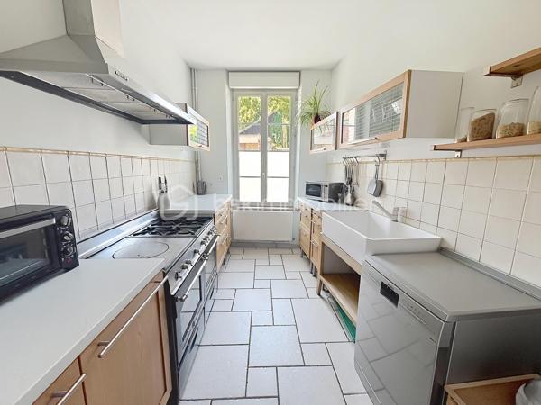A seulement 1h30 en train de Paris, cette charmante maison , empreinte d’histoire, est  idéalement située dans une commune offrant toutes les commodités nécessaires au quotidien.

Répartie sur plusieurs niveaux, cette demeure de caractère du 17 ème siècle  a été entièrement rénovée avec soin, et allie  le cachet de l’ancien au confort contemporain ; ses  beaux volumes , ses matériaux anciens et son  atmosphère chaleureuse offrent des espaces de vie généreux, parfaitement adaptés à une vie de famille. l

Elle se compose d'une cuisine aménagée avec un espace repas, d'un superbe salon avec parquet en chevrons, d'un second salon avec bibliothèques (ou bureau) , de toilettes ainsi que d'une salle à manger de 35 m2 conviviale et fonctionnelle pour passer de bons moments en famille ou entre amis , et disposant d’un accès à un grenier aménageable.

Aux étages, l’espace nuit comprend quatre grandes chambres, offrant à chacun confort et intimité : une suite parentale de 35 m2 avec un  dressing et une salle d’eau, une seconde chambre de 17 m2 disposant de sa propre douche et de son lavabo, ainsi que deux autres chambres se partageant une agréable salle d’eau communicante avec toilettes .

Une cave compartimentée et une lingerie viennent compléter ce bien.

Aux beaux jours, vous pourrez profiter d'un très bel extérieur, totalement clos de murs, qui dispose d'une cour pavée en entrée, d'une terrasse et d'une pergola  donnant   sur un joli jardin fleuri.

Un garage avec porte motorisée vous permettra de garer vos véhicules, et vous pourrez également disposer d'un espace atelier.

Des prestations qualitatives pour ce bien telles que des menuiseries PVC ou bois double vitrage, un adoucisseur, des façades rejointoyées, toiture en ardoises, chauffage au gaz de ville , des matériaux anciens ( cheminées en marbre, parquets, moulures ) ....

Cette maison est parfaite  pour une famille à la recherche d’espaces, de confort et de tranquillité, tout en ayant toutes les commodités à proximité ( écoles, commerces, collège) ainsi que les transports SNCF.

CONTACTEZ MOI POUR UNE VISITE !