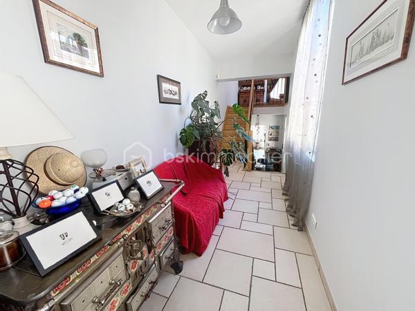 A seulement 1h30 en train de Paris, cette charmante maison , empreinte d’histoire, est  idéalement située dans une commune offrant toutes les commodités nécessaires au quotidien.

Répartie sur plusieurs niveaux, cette demeure de caractère du 17 ème siècle  a été entièrement rénovée avec soin, et allie  le cachet de l’ancien au confort contemporain ; ses  beaux volumes , ses matériaux anciens et son  atmosphère chaleureuse offrent des espaces de vie généreux, parfaitement adaptés à une vie de famille. l

Elle se compose d'une cuisine aménagée avec un espace repas, d'un superbe salon avec parquet en chevrons, d'un second salon avec bibliothèques (ou bureau) , de toilettes ainsi que d'une salle à manger de 35 m2 conviviale et fonctionnelle pour passer de bons moments en famille ou entre amis , et disposant d’un accès à un grenier aménageable.

Aux étages, l’espace nuit comprend quatre grandes chambres, offrant à chacun confort et intimité : une suite parentale de 35 m2 avec un  dressing et une salle d’eau, une seconde chambre de 17 m2 disposant de sa propre douche et de son lavabo, ainsi que deux autres chambres se partageant une agréable salle d’eau communicante avec toilettes .

Une cave compartimentée et une lingerie viennent compléter ce bien.

Aux beaux jours, vous pourrez profiter d'un très bel extérieur, totalement clos de murs, qui dispose d'une cour pavée en entrée, d'une terrasse et d'une pergola  donnant   sur un joli jardin fleuri.

Un garage avec porte motorisée vous permettra de garer vos véhicules, et vous pourrez également disposer d'un espace atelier.

Des prestations qualitatives pour ce bien telles que des menuiseries PVC ou bois double vitrage, un adoucisseur, des façades rejointoyées, toiture en ardoises, chauffage au gaz de ville , des matériaux anciens ( cheminées en marbre, parquets, moulures ) ....

Cette maison est parfaite  pour une famille à la recherche d’espaces, de confort et de tranquillité, tout en ayant toutes les commodités à proximité ( écoles, commerces, collège) ainsi que les transports SNCF.

CONTACTEZ MOI POUR UNE VISITE !