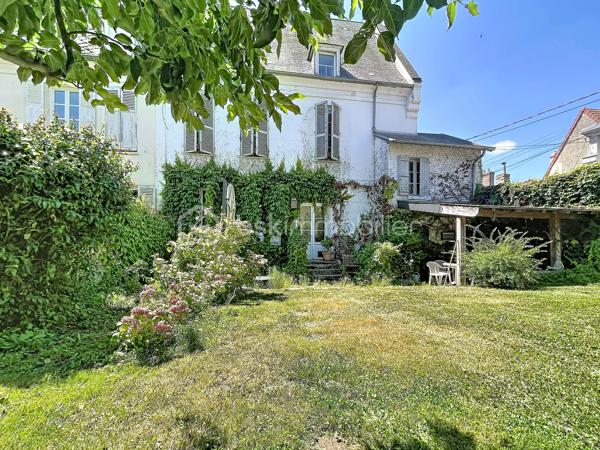 A seulement 1h30 en train de Paris, cette charmante maison , empreinte d’histoire, est  idéalement située dans une commune offrant toutes les commodités nécessaires au quotidien.

Répartie sur plusieurs niveaux, cette demeure de caractère du 17 ème siècle  a été entièrement rénovée avec soin, et allie  le cachet de l’ancien au confort contemporain ; ses  beaux volumes , ses matériaux anciens et son  atmosphère chaleureuse offrent des espaces de vie généreux, parfaitement adaptés à une vie de famille. l

Elle se compose d'une cuisine aménagée avec un espace repas, d'un superbe salon avec parquet en chevrons, d'un second salon avec bibliothèques (ou bureau) , de toilettes ainsi que d'une salle à manger de 35 m2 conviviale et fonctionnelle pour passer de bons moments en famille ou entre amis , et disposant d’un accès à un grenier aménageable.

Aux étages, l’espace nuit comprend quatre grandes chambres, offrant à chacun confort et intimité : une suite parentale de 35 m2 avec un  dressing et une salle d’eau, une seconde chambre de 17 m2 disposant de sa propre douche et de son lavabo, ainsi que deux autres chambres se partageant une agréable salle d’eau communicante avec toilettes .

Une cave compartimentée et une lingerie viennent compléter ce bien.

Aux beaux jours, vous pourrez profiter d'un très bel extérieur, totalement clos de murs, qui dispose d'une cour pavée en entrée, d'une terrasse et d'une pergola  donnant   sur un joli jardin fleuri.

Un garage avec porte motorisée vous permettra de garer vos véhicules, et vous pourrez également disposer d'un espace atelier.

Des prestations qualitatives pour ce bien telles que des menuiseries PVC ou bois double vitrage, un adoucisseur, des façades rejointoyées, toiture en ardoises, chauffage au gaz de ville , des matériaux anciens ( cheminées en marbre, parquets, moulures ) ....

Cette maison est parfaite  pour une famille à la recherche d’espaces, de confort et de tranquillité, tout en ayant toutes les commodités à proximité ( écoles, commerces, collège) ainsi que les transports SNCF.

CONTACTEZ MOI POUR UNE VISITE !