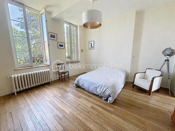 A seulement 1h30 en train de Paris, cette charmante maison , empreinte d’histoire, est  idéalement située dans une commune offrant toutes les commodités nécessaires au quotidien.

Répartie sur plusieurs niveaux, cette demeure de caractère du 17 ème siècle  a été entièrement rénovée avec soin, et allie  le cachet de l’ancien au confort contemporain ; ses  beaux volumes , ses matériaux anciens et son  atmosphère chaleureuse offrent des espaces de vie généreux, parfaitement adaptés à une vie de famille. l

Elle se compose d'une cuisine aménagée avec un espace repas, d'un superbe salon avec parquet en chevrons, d'un second salon avec bibliothèques (ou bureau) , de toilettes ainsi que d'une salle à manger de 35 m2 conviviale et fonctionnelle pour passer de bons moments en famille ou entre amis , et disposant d’un accès à un grenier aménageable.

Aux étages, l’espace nuit comprend quatre grandes chambres, offrant à chacun confort et intimité : une suite parentale de 35 m2 avec un  dressing et une salle d’eau, une seconde chambre de 17 m2 disposant de sa propre douche et de son lavabo, ainsi que deux autres chambres se partageant une agréable salle d’eau communicante avec toilettes .

Une cave compartimentée et une lingerie viennent compléter ce bien.

Aux beaux jours, vous pourrez profiter d'un très bel extérieur, totalement clos de murs, qui dispose d'une cour pavée en entrée, d'une terrasse et d'une pergola  donnant   sur un joli jardin fleuri.

Un garage avec porte motorisée vous permettra de garer vos véhicules, et vous pourrez également disposer d'un espace atelier.

Des prestations qualitatives pour ce bien telles que des menuiseries PVC ou bois double vitrage, un adoucisseur, des façades rejointoyées, toiture en ardoises, chauffage au gaz de ville , des matériaux anciens ( cheminées en marbre, parquets, moulures ) ....

Cette maison est parfaite  pour une famille à la recherche d’espaces, de confort et de tranquillité, tout en ayant toutes les commodités à proximité ( écoles, commerces, collège) ainsi que les transports SNCF.

CONTACTEZ MOI POUR UNE VISITE !