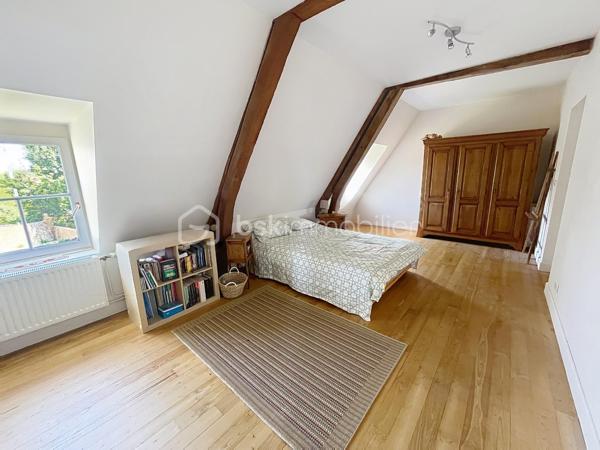 A seulement 1h30 en train de Paris, cette charmante maison , empreinte d’histoire, est  idéalement située dans une commune offrant toutes les commodités nécessaires au quotidien.

Répartie sur plusieurs niveaux, cette demeure de caractère du 17 ème siècle  a été entièrement rénovée avec soin, et allie  le cachet de l’ancien au confort contemporain ; ses  beaux volumes , ses matériaux anciens et son  atmosphère chaleureuse offrent des espaces de vie généreux, parfaitement adaptés à une vie de famille. l

Elle se compose d'une cuisine aménagée avec un espace repas, d'un superbe salon avec parquet en chevrons, d'un second salon avec bibliothèques (ou bureau) , de toilettes ainsi que d'une salle à manger de 35 m2 conviviale et fonctionnelle pour passer de bons moments en famille ou entre amis , et disposant d’un accès à un grenier aménageable.

Aux étages, l’espace nuit comprend quatre grandes chambres, offrant à chacun confort et intimité : une suite parentale de 35 m2 avec un  dressing et une salle d’eau, une seconde chambre de 17 m2 disposant de sa propre douche et de son lavabo, ainsi que deux autres chambres se partageant une agréable salle d’eau communicante avec toilettes .

Une cave compartimentée et une lingerie viennent compléter ce bien.

Aux beaux jours, vous pourrez profiter d'un très bel extérieur, totalement clos de murs, qui dispose d'une cour pavée en entrée, d'une terrasse et d'une pergola  donnant   sur un joli jardin fleuri.

Un garage avec porte motorisée vous permettra de garer vos véhicules, et vous pourrez également disposer d'un espace atelier.

Des prestations qualitatives pour ce bien telles que des menuiseries PVC ou bois double vitrage, un adoucisseur, des façades rejointoyées, toiture en ardoises, chauffage au gaz de ville , des matériaux anciens ( cheminées en marbre, parquets, moulures ) ....

Cette maison est parfaite  pour une famille à la recherche d’espaces, de confort et de tranquillité, tout en ayant toutes les commodités à proximité ( écoles, commerces, collège) ainsi que les transports SNCF.

CONTACTEZ MOI POUR UNE VISITE !