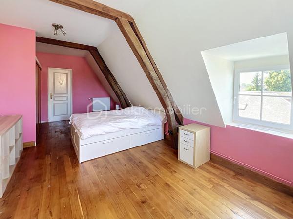 A seulement 1h30 en train de Paris, cette charmante maison , empreinte d’histoire, est  idéalement située dans une commune offrant toutes les commodités nécessaires au quotidien.

Répartie sur plusieurs niveaux, cette demeure de caractère du 17 ème siècle  a été entièrement rénovée avec soin, et allie  le cachet de l’ancien au confort contemporain ; ses  beaux volumes , ses matériaux anciens et son  atmosphère chaleureuse offrent des espaces de vie généreux, parfaitement adaptés à une vie de famille. l

Elle se compose d'une cuisine aménagée avec un espace repas, d'un superbe salon avec parquet en chevrons, d'un second salon avec bibliothèques (ou bureau) , de toilettes ainsi que d'une salle à manger de 35 m2 conviviale et fonctionnelle pour passer de bons moments en famille ou entre amis , et disposant d’un accès à un grenier aménageable.

Aux étages, l’espace nuit comprend quatre grandes chambres, offrant à chacun confort et intimité : une suite parentale de 35 m2 avec un  dressing et une salle d’eau, une seconde chambre de 17 m2 disposant de sa propre douche et de son lavabo, ainsi que deux autres chambres se partageant une agréable salle d’eau communicante avec toilettes .

Une cave compartimentée et une lingerie viennent compléter ce bien.

Aux beaux jours, vous pourrez profiter d'un très bel extérieur, totalement clos de murs, qui dispose d'une cour pavée en entrée, d'une terrasse et d'une pergola  donnant   sur un joli jardin fleuri.

Un garage avec porte motorisée vous permettra de garer vos véhicules, et vous pourrez également disposer d'un espace atelier.

Des prestations qualitatives pour ce bien telles que des menuiseries PVC ou bois double vitrage, un adoucisseur, des façades rejointoyées, toiture en ardoises, chauffage au gaz de ville , des matériaux anciens ( cheminées en marbre, parquets, moulures ) ....

Cette maison est parfaite  pour une famille à la recherche d’espaces, de confort et de tranquillité, tout en ayant toutes les commodités à proximité ( écoles, commerces, collège) ainsi que les transports SNCF.

CONTACTEZ MOI POUR UNE VISITE !