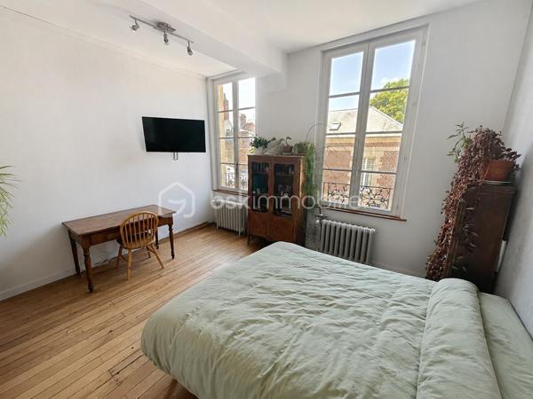 A seulement 1h30 en train de Paris, cette charmante maison , empreinte d’histoire, est  idéalement située dans une commune offrant toutes les commodités nécessaires au quotidien.

Répartie sur plusieurs niveaux, cette demeure de caractère du 17 ème siècle  a été entièrement rénovée avec soin, et allie  le cachet de l’ancien au confort contemporain ; ses  beaux volumes , ses matériaux anciens et son  atmosphère chaleureuse offrent des espaces de vie généreux, parfaitement adaptés à une vie de famille. l

Elle se compose d'une cuisine aménagée avec un espace repas, d'un superbe salon avec parquet en chevrons, d'un second salon avec bibliothèques (ou bureau) , de toilettes ainsi que d'une salle à manger de 35 m2 conviviale et fonctionnelle pour passer de bons moments en famille ou entre amis , et disposant d’un accès à un grenier aménageable.

Aux étages, l’espace nuit comprend quatre grandes chambres, offrant à chacun confort et intimité : une suite parentale de 35 m2 avec un  dressing et une salle d’eau, une seconde chambre de 17 m2 disposant de sa propre douche et de son lavabo, ainsi que deux autres chambres se partageant une agréable salle d’eau communicante avec toilettes .

Une cave compartimentée et une lingerie viennent compléter ce bien.

Aux beaux jours, vous pourrez profiter d'un très bel extérieur, totalement clos de murs, qui dispose d'une cour pavée en entrée, d'une terrasse et d'une pergola  donnant   sur un joli jardin fleuri.

Un garage avec porte motorisée vous permettra de garer vos véhicules, et vous pourrez également disposer d'un espace atelier.

Des prestations qualitatives pour ce bien telles que des menuiseries PVC ou bois double vitrage, un adoucisseur, des façades rejointoyées, toiture en ardoises, chauffage au gaz de ville , des matériaux anciens ( cheminées en marbre, parquets, moulures ) ....

Cette maison est parfaite  pour une famille à la recherche d’espaces, de confort et de tranquillité, tout en ayant toutes les commodités à proximité ( écoles, commerces, collège) ainsi que les transports SNCF.

CONTACTEZ MOI POUR UNE VISITE !