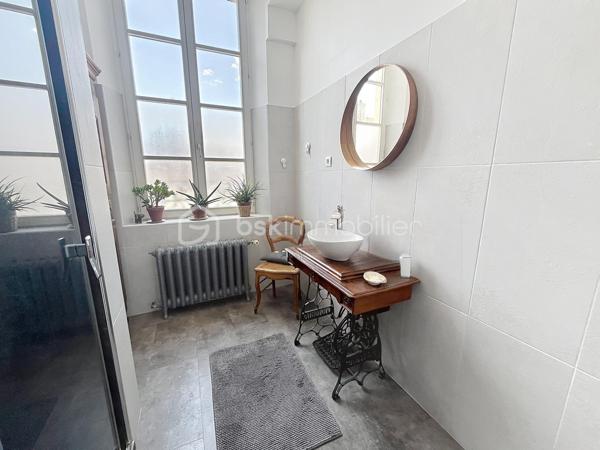 A seulement 1h30 en train de Paris, cette charmante maison , empreinte d’histoire, est  idéalement située dans une commune offrant toutes les commodités nécessaires au quotidien.

Répartie sur plusieurs niveaux, cette demeure de caractère du 17 ème siècle  a été entièrement rénovée avec soin, et allie  le cachet de l’ancien au confort contemporain ; ses  beaux volumes , ses matériaux anciens et son  atmosphère chaleureuse offrent des espaces de vie généreux, parfaitement adaptés à une vie de famille. l

Elle se compose d'une cuisine aménagée avec un espace repas, d'un superbe salon avec parquet en chevrons, d'un second salon avec bibliothèques (ou bureau) , de toilettes ainsi que d'une salle à manger de 35 m2 conviviale et fonctionnelle pour passer de bons moments en famille ou entre amis , et disposant d’un accès à un grenier aménageable.

Aux étages, l’espace nuit comprend quatre grandes chambres, offrant à chacun confort et intimité : une suite parentale de 35 m2 avec un  dressing et une salle d’eau, une seconde chambre de 17 m2 disposant de sa propre douche et de son lavabo, ainsi que deux autres chambres se partageant une agréable salle d’eau communicante avec toilettes .

Une cave compartimentée et une lingerie viennent compléter ce bien.

Aux beaux jours, vous pourrez profiter d'un très bel extérieur, totalement clos de murs, qui dispose d'une cour pavée en entrée, d'une terrasse et d'une pergola  donnant   sur un joli jardin fleuri.

Un garage avec porte motorisée vous permettra de garer vos véhicules, et vous pourrez également disposer d'un espace atelier.

Des prestations qualitatives pour ce bien telles que des menuiseries PVC ou bois double vitrage, un adoucisseur, des façades rejointoyées, toiture en ardoises, chauffage au gaz de ville , des matériaux anciens ( cheminées en marbre, parquets, moulures ) ....

Cette maison est parfaite  pour une famille à la recherche d’espaces, de confort et de tranquillité, tout en ayant toutes les commodités à proximité ( écoles, commerces, collège) ainsi que les transports SNCF.

CONTACTEZ MOI POUR UNE VISITE !