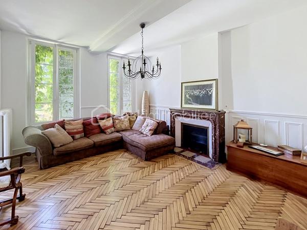 A seulement 1h30 en train de Paris, cette charmante maison , empreinte d’histoire, est  idéalement située dans une commune offrant toutes les commodités nécessaires au quotidien.

Répartie sur plusieurs niveaux, cette demeure de caractère du 17 ème siècle  a été entièrement rénovée avec soin, et allie  le cachet de l’ancien au confort contemporain ; ses  beaux volumes , ses matériaux anciens et son  atmosphère chaleureuse offrent des espaces de vie généreux, parfaitement adaptés à une vie de famille. l

Elle se compose d'une cuisine aménagée avec un espace repas, d'un superbe salon avec parquet en chevrons, d'un second salon avec bibliothèques (ou bureau) , de toilettes ainsi que d'une salle à manger de 35 m2 conviviale et fonctionnelle pour passer de bons moments en famille ou entre amis , et disposant d’un accès à un grenier aménageable.

Aux étages, l’espace nuit comprend quatre grandes chambres, offrant à chacun confort et intimité : une suite parentale de 35 m2 avec un  dressing et une salle d’eau, une seconde chambre de 17 m2 disposant de sa propre douche et de son lavabo, ainsi que deux autres chambres se partageant une agréable salle d’eau communicante avec toilettes .

Une cave compartimentée et une lingerie viennent compléter ce bien.

Aux beaux jours, vous pourrez profiter d'un très bel extérieur, totalement clos de murs, qui dispose d'une cour pavée en entrée, d'une terrasse et d'une pergola  donnant   sur un joli jardin fleuri.

Un garage avec porte motorisée vous permettra de garer vos véhicules, et vous pourrez également disposer d'un espace atelier.

Des prestations qualitatives pour ce bien telles que des menuiseries PVC ou bois double vitrage, un adoucisseur, des façades rejointoyées, toiture en ardoises, chauffage au gaz de ville , des matériaux anciens ( cheminées en marbre, parquets, moulures ) ....

Cette maison est parfaite  pour une famille à la recherche d’espaces, de confort et de tranquillité, tout en ayant toutes les commodités à proximité ( écoles, commerces, collège) ainsi que les transports SNCF.

CONTACTEZ MOI POUR UNE VISITE !