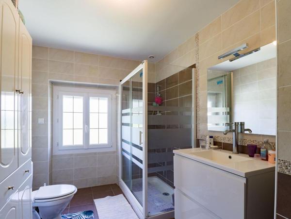 Propriété au calme, proche Puylaurens, avec grands volumes et potentiel