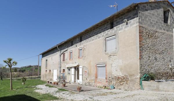 Propriété au calme, proche Puylaurens, avec grands volumes et potentiel