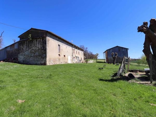 Propriété au calme, proche Puylaurens, avec grands volumes et potentiel