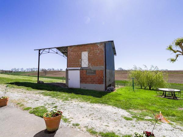 Propriété au calme, proche Puylaurens, avec grands volumes et potentiel