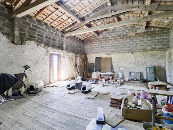 Propriété au calme, proche Puylaurens, avec grands volumes et potentiel