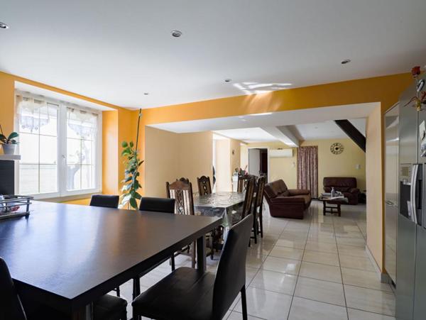 Propriété au calme, proche Puylaurens, avec grands volumes et potentiel