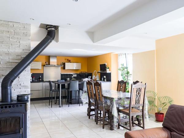 Propriété au calme, proche Puylaurens, avec grands volumes et potentiel