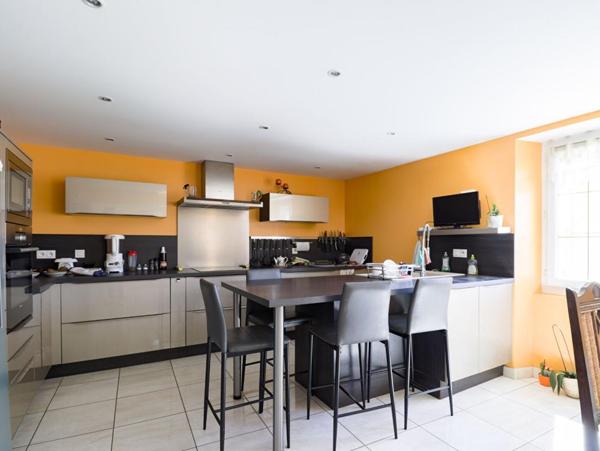 Propriété au calme, proche Puylaurens, avec grands volumes et potentiel