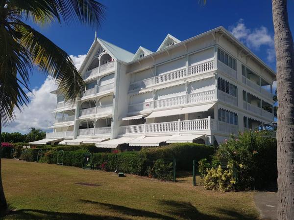 🌊 À Vendre : Superbe T2 avec Vue Mer à Saint-François (97118) ! 🌴✨
