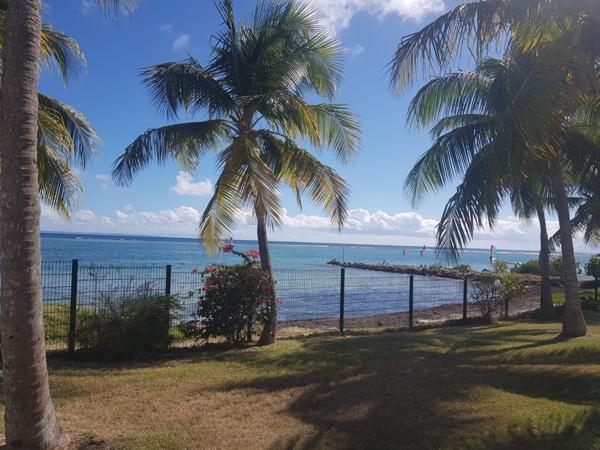 🌊 À Vendre : Superbe T2 avec Vue Mer à Saint-François (97118) ! 🌴✨