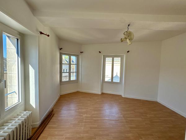 Immeuble de rapport avec local commercial et 2 appartements