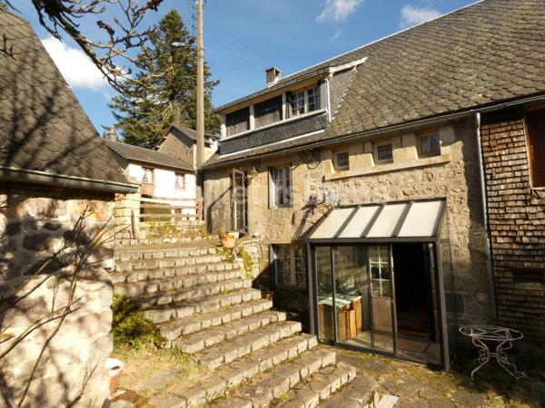 Maison de 96m2 avec grand jardin de 590m2, garages et atelier proche du centre de La Bourboule.