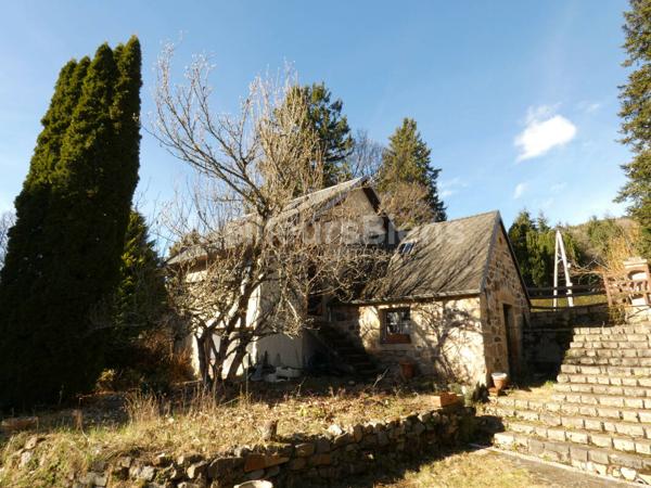 Maison de 96m2 avec grand jardin de 590m2, garages et atelier proche du centre de La Bourboule.