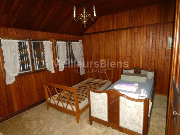 Maison de 96m2 avec grand jardin de 590m2, garages et atelier proche du centre de La Bourboule.