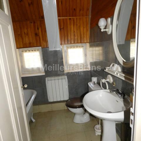 Maison de 96m2 avec grand jardin de 590m2, garages et atelier proche du centre de La Bourboule.