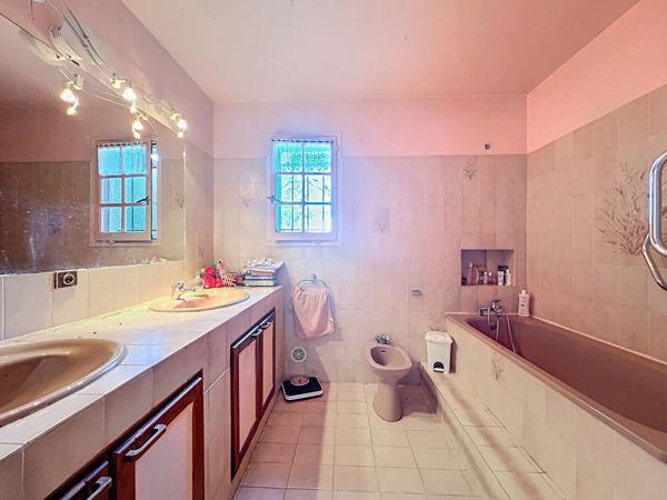 Exclusivité Nestenn Immobilier sur Péchabou. Vente en viager occupé d'une maison 5 pièces de 170m² avec garage sur un terrain de 806m².