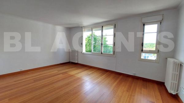 Secteur prisé : MAGNIFIQUE villa  de 295 m2 , 9 pièces, avec jardin , garages et piscine 